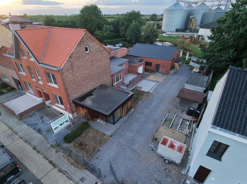 Waar vindt u dit nog? Een woning met vergunde loods en heel wat ruimte rondom, en dat op toplocatie aan de grootste invalsweg van de stad. Zichtbaarhe