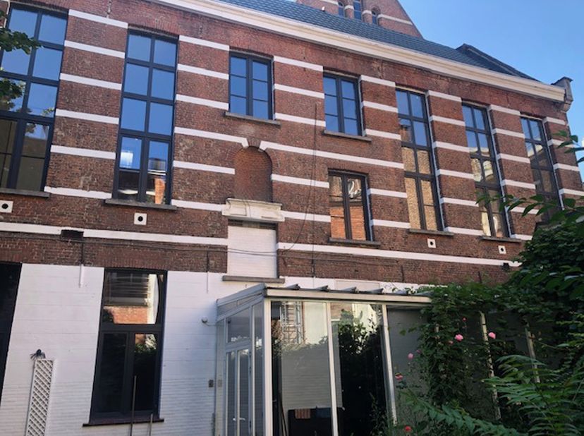 Commercieel gebouw te huur gelegen aan de Paardenmarkt in Antwerpen.<br />
Het pand werd volledig gerenoveerd met behoud van de authentieke elementen.