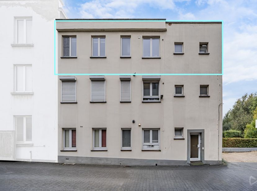 We Invest vous propose ce charmant appartement situé au deuxième et dernier étage d’une petite copropriété sécurisée avec portail, à Rhode-Saint-Genès