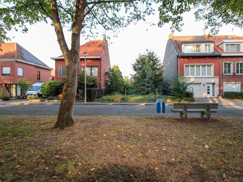 Terrain à bâtir de 336 m²<br />
<br />
Albertdreef est une rue charmante avec un mélange de maisons traditionnelles et modernes. Avec des commodités