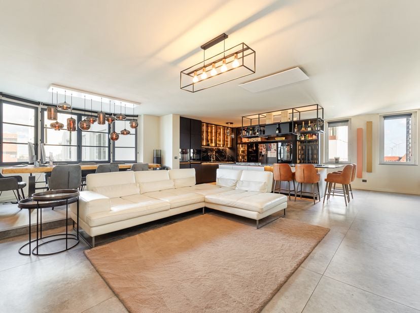 À un endroit convoité au cœur animé de l'Eilandje : vivre dans le Koninklijke Entrepot.<br />
Cet appartement de trois chambres est situé au 6ème étag