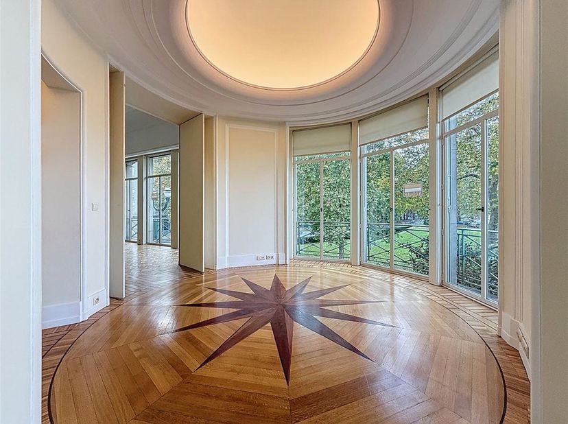 Magnifique duplex de 425 m² situé sur la prestigieuse Avenue Louise avec une vue imprenable sur les jardins du Roi.  Ce bien d’exception, niché dans u