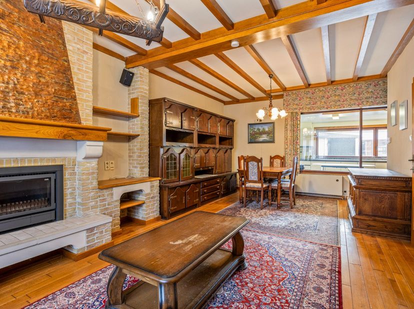 Deze ruime woning biedt heel wat potentieel en is ideaal gelegen in het charmante Mol-Ezaart.<br />
<br />
Bij binnenkomst via de inkomhal betreed je