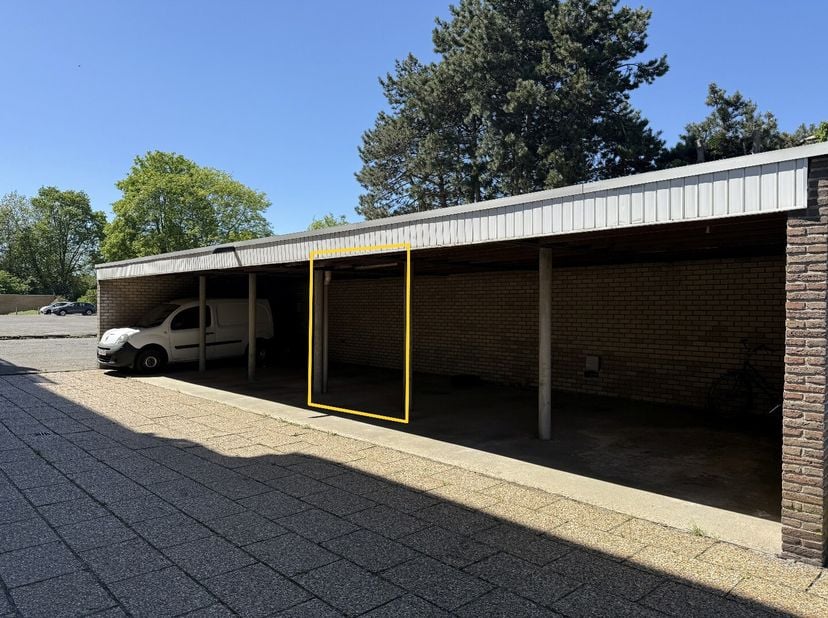 Garage à vendre
                    à 8200 Sint-Andries