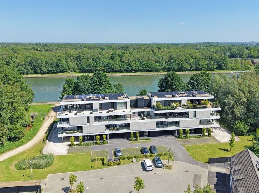 In het prestigieuze project Riva bevindt zich dit luxueuze en uitzonderlijk lichtrijke appartement van bouwjaar 2020, waar comfort, ruimte en architec