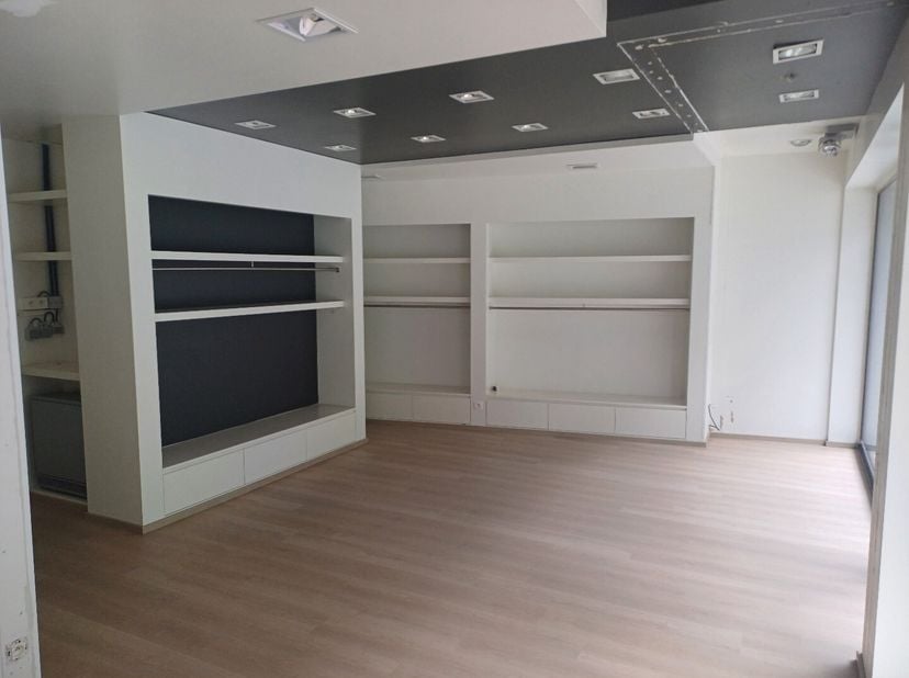 Instapklare handelsruimte (2 delig - 2 panden samen)  van +/- 110  m2 midden in het centrum van Neer(Pelt). Toilet (2 x) Wasbakje. Bergingruimte. Keuk