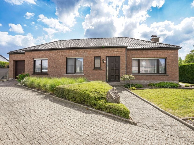 In een rustige omgeving in Londerzeel bevindt zich deze vrijstaande laagbouwwoning op een perceel van 768 m². Met een bewoonbare oppervlakte van 195 m