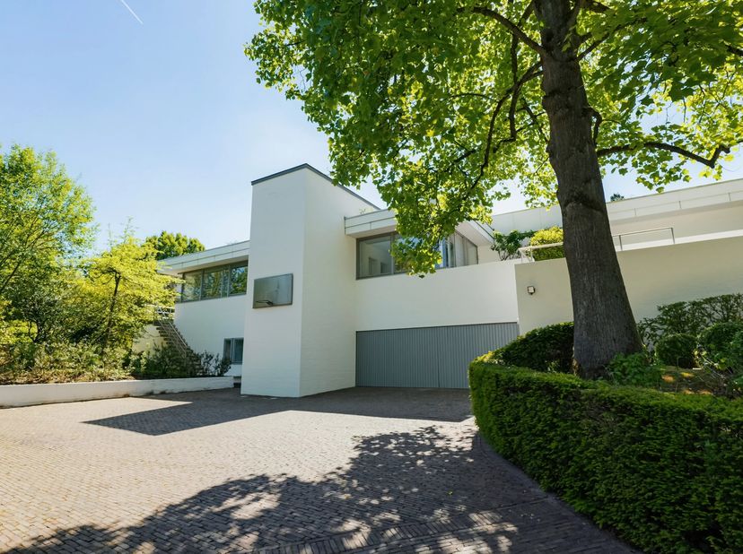 Uccle - Fort Jaco - Victoire Junot biedt u exclusief dit grote architectenhuis van ± 750m2 gebouwd op een zeer mooi perceel van ± 40 are georiënteerd
