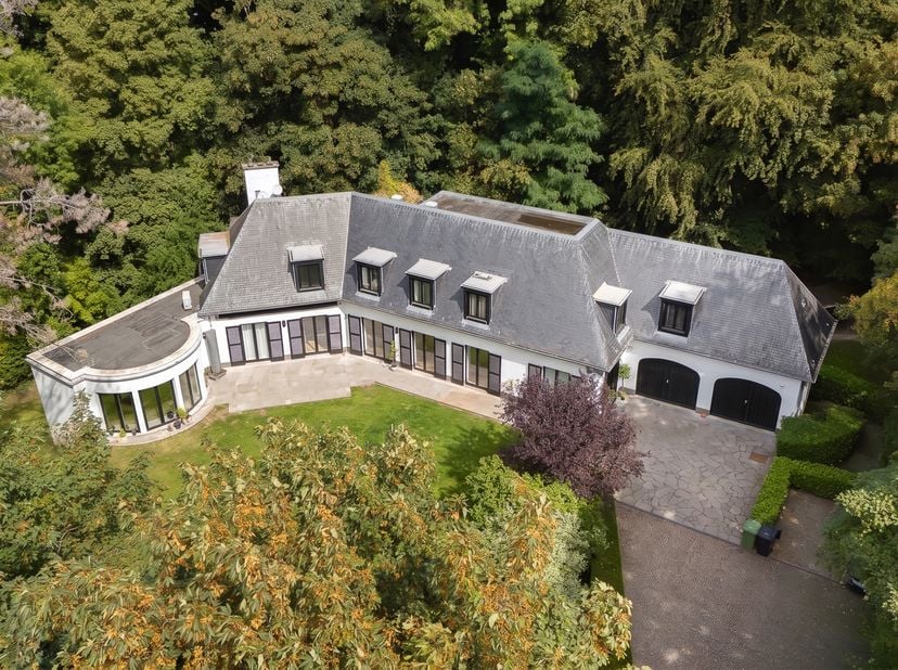 Prince d’Orange – Élégante villa de ± 620 m² sur ± 25 ares<br />
Au cœur du très recherché quartier du Prince d’Orange, dans un environnement résident