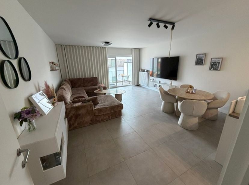 <br />
Lichtrijk nieuwbouw appartement met ruim terras en privéstaanplaats<br />
<br />
Dit aangename en lichtrijke appartement is rustig gelegen en b
