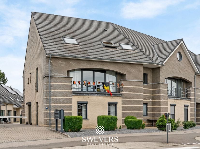 Voor meer info en fotos, surf naar www.swevers.be  Dit ruime gelijkvloerse appartement aan de Heidestraat 2/1 in Lanaken is volledig instapklaar en bi