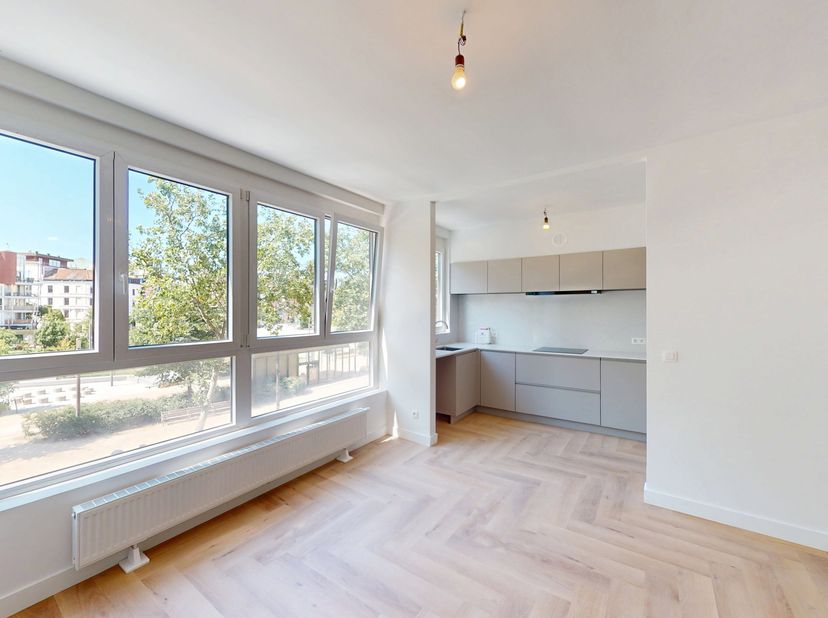 Met zicht op het Zuidpark bevindt dit top gerenoveerde instapklaar appartement zich. Bereikbaar met de lift, leefruimte met mooie breedte en uitzicht,