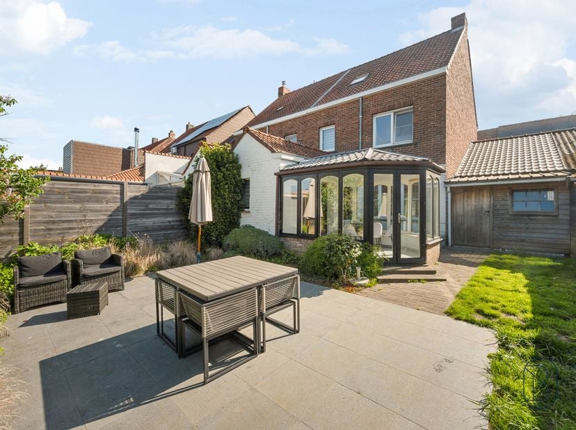 Te koop: Charmante gezinswoning met garage en uitweg in Deerlijk<br />
<br />
In een rustige en goed bereikbare buurt in Deerlijk bevindt zich deze ch