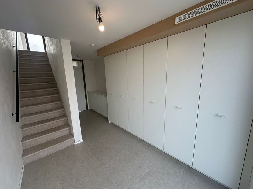 Links van de gekende Villa Santa Maria wordt een prachtige nieuwbouw bel-etagewoning aangebouwd met een stijlvol en tijdloos karakter. De woning besch