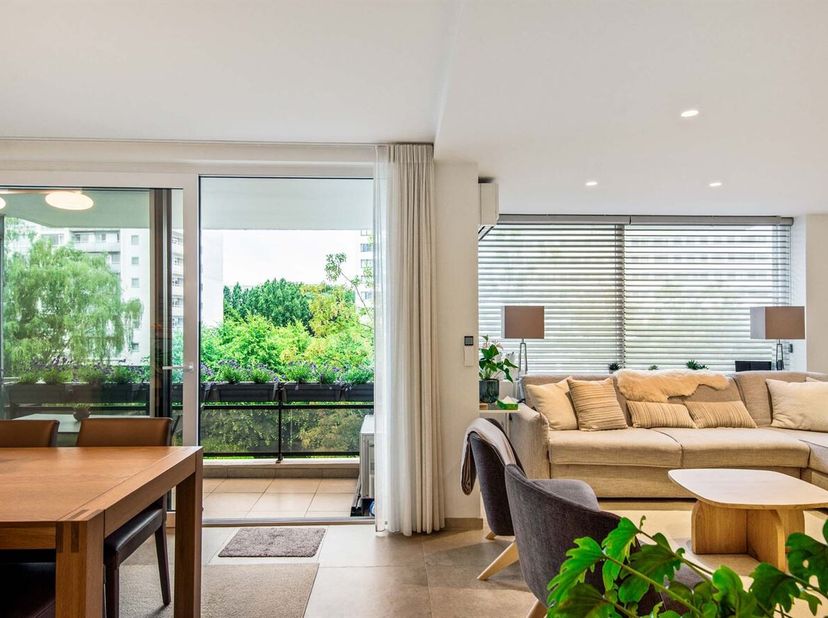 Gerenoveerd appartement met 1 slaapkamer en terras te koop!<br />
Ligging:<br />
Dit instapklare appartement bevindt zich op het Rucaplein in Wilrijk,