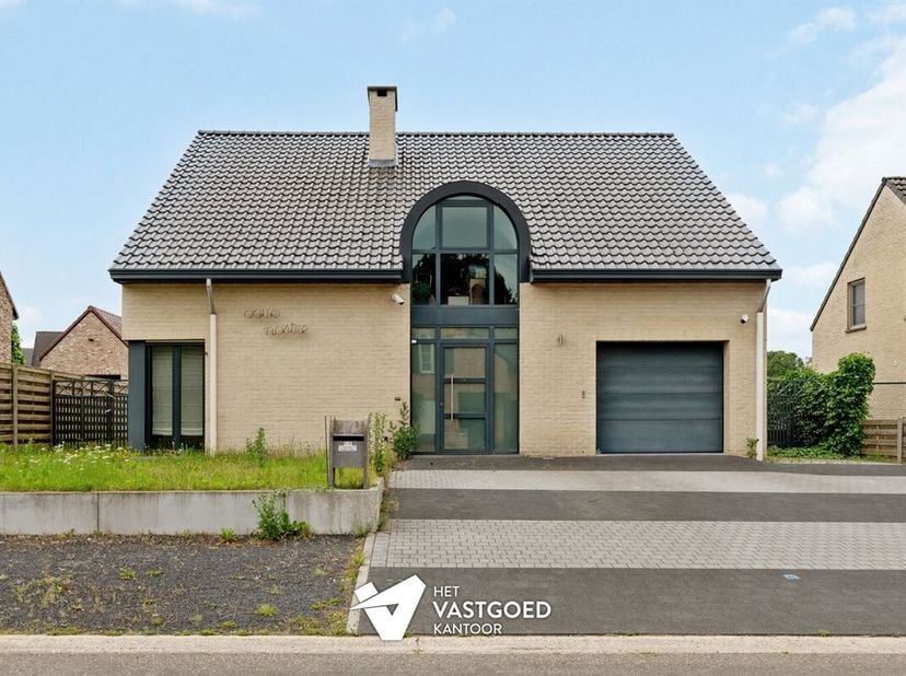 Ruime vrijstaande woning met 3 slaapkamers uiterst rustig gelegen te Paal.<br />
Belangrijkste troeven: <br />
- Rustig gelegen in de nabijheid van de