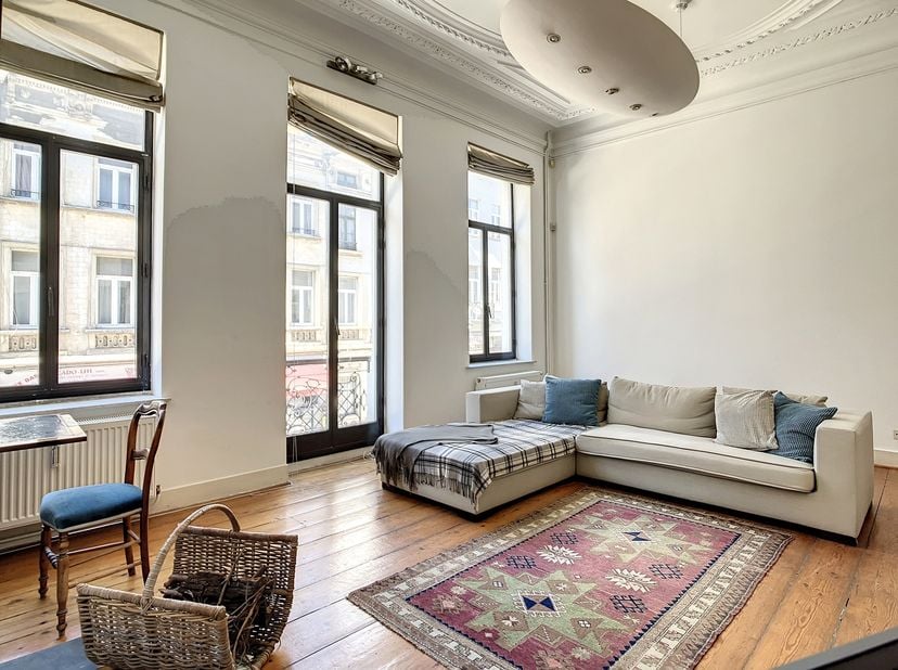 Beau duplex meublé 1 chambre avec jardin, idéalement situé dans le quartier prisé de Flagey à Ixelles.<br />
Ce bien plein de caractère se compose d’u