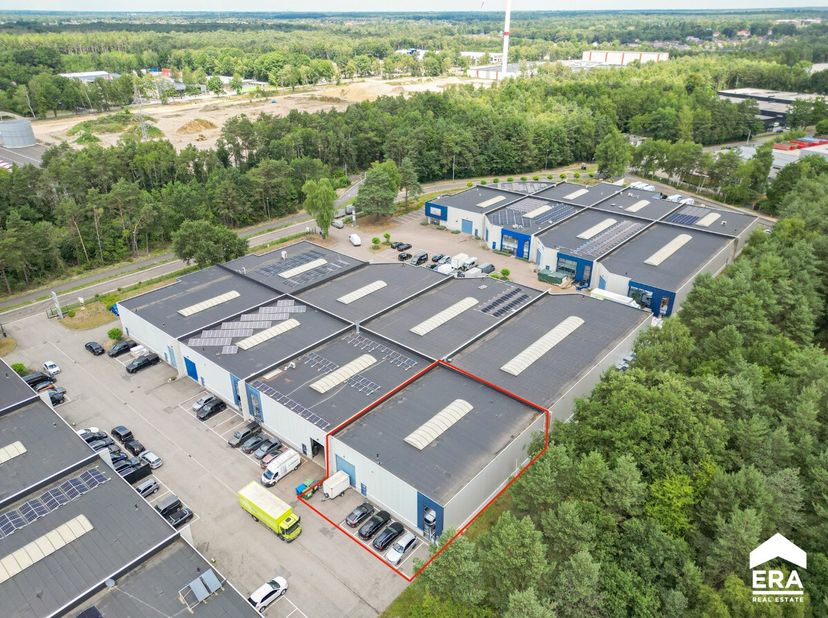 Deze bedrijfsruimte maakt deel uit van een verzorgd KMO-complex in de industriezone van Genk-Noord  een toplocatie voor ondernemingen én een goede keu