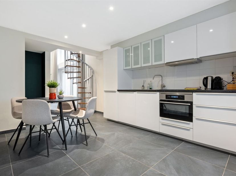 Gerenoveerd duplexappartement (66 m²) met terras in het bruisende centrum van Antwerpen<br />
Locatie: Dit gezellig appartement staat te koop in de Ko