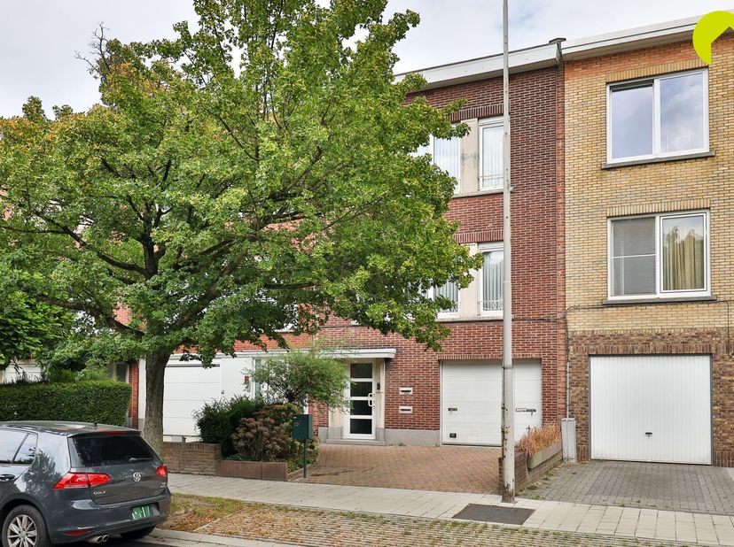 Deze charmante bel-étage woning is gelegen op een uitstekende locatie in de gegeerde Oosterveldwijk en beschikt over een bijzonder degelijke structuur