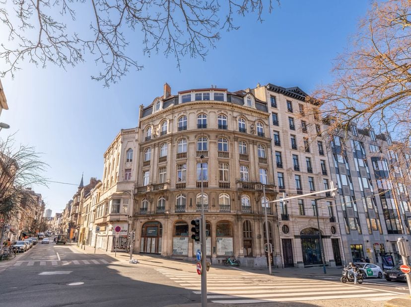 SINT-GILLIS, tussen de Hallepoort en het Sint-Gillisvoorplein, prachtig APPARTEMENT (3slk/2bdk) van 205 m² (PEB-oppervlakte) volledig gerenoveerd in 2