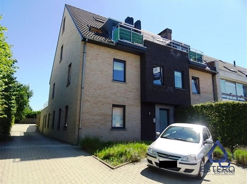 Dit instapklare duplexappartement bevindt zich in een rustig gebouw nabij de dorpskern van Oordegem. Dankzij de gunstige ligging zijn zowel Aalst als