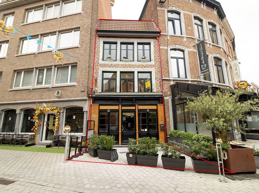 HANDELSHUIS MET WOONST - <br />
<br />
Gelegen in het centrum van Sint-Truiden. <br />
Op het gelijkvloers: handelsruimte, enkel voor horeca!<br />
Ve