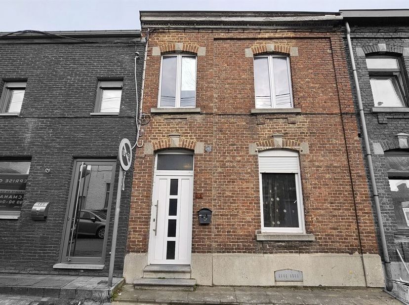 SOUS OPTION - PLUS DE VISITE - Prix: Offre à partir de 125.000 euros, frais d'agence non inclus et à charge de l'acquéreur.<br />
Maison à rafraichir