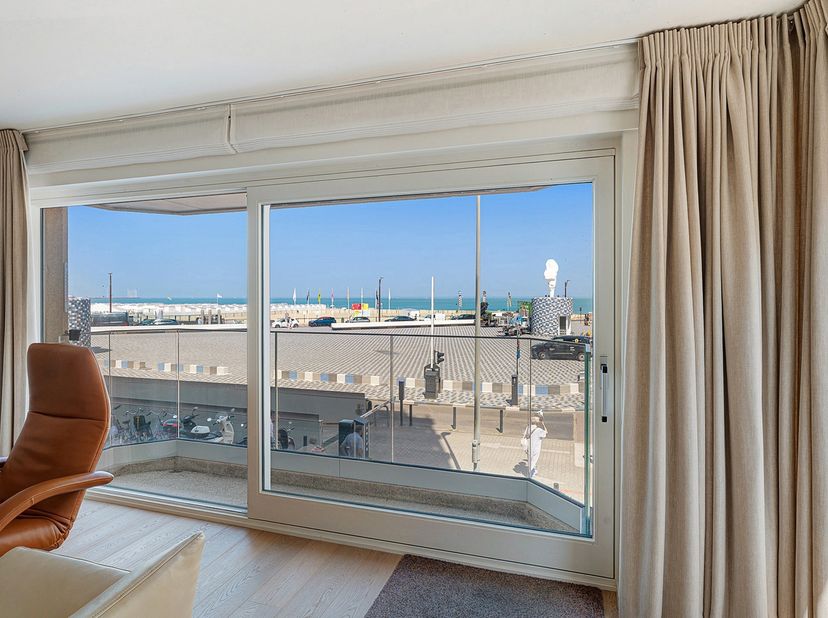 Prachtig gerenoveerd hoek appartement met veel lichtinval en subliem zeezicht op het Rubensplein.<br />
Via de inkomhal met praktische vestiaire en ga