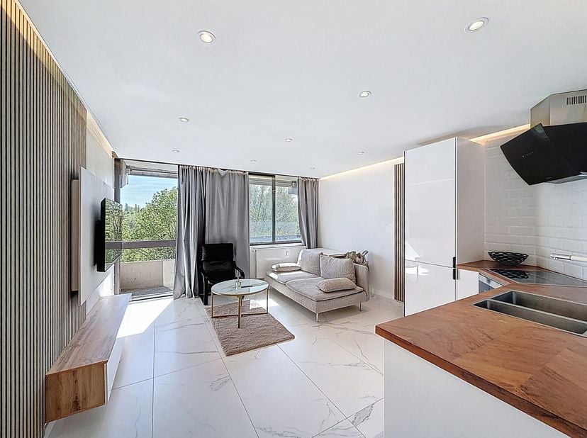 À WOLUWE-SAINT-ÉTIENNE, proche des cliniques Saint-Luc, dans un quartier verdoyant, situé au 6E étage d'un bel immeuble avec ascenseur, superbe studio