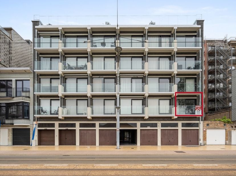 À vendre : appartement chaleureux au cur de Middelkerke, à quelques pas de la mer, des dunes et des transports en commun. Construit en 1973, cet appar