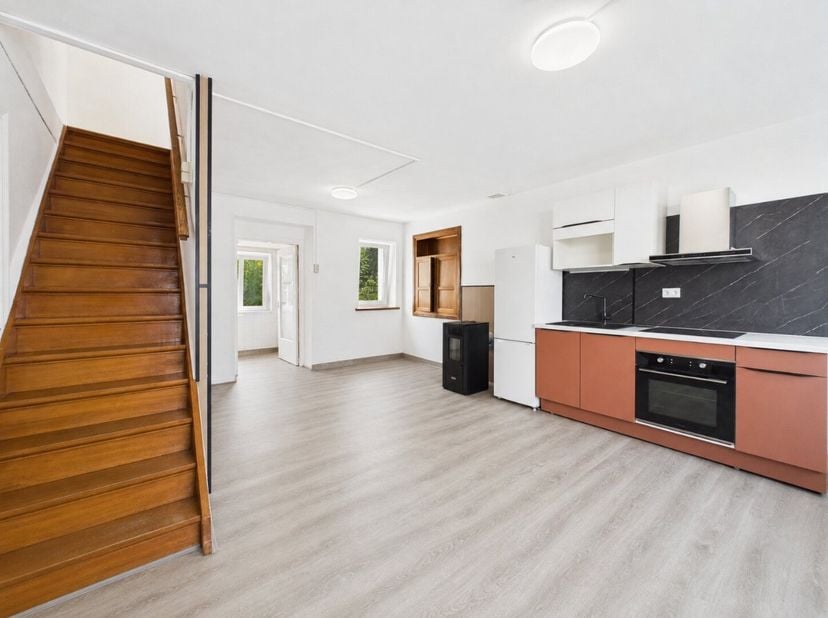 ERA B-LUX stelt deze halfopen woning voor, ideaal gelegen in Neufchâteau, in een rustige omgeving en toch vlak bij scholen, winkels en de belangrijkst