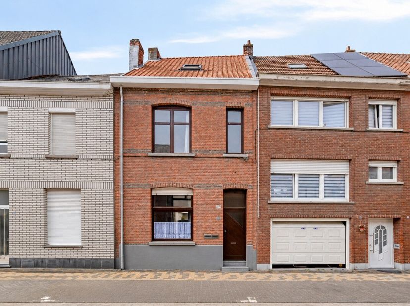 Charmant huis in Boom, centraal gelegen nabij openbaar vervoer en invalswegen. Deze ruime woning combineert comfort, functionaliteit en een aangename