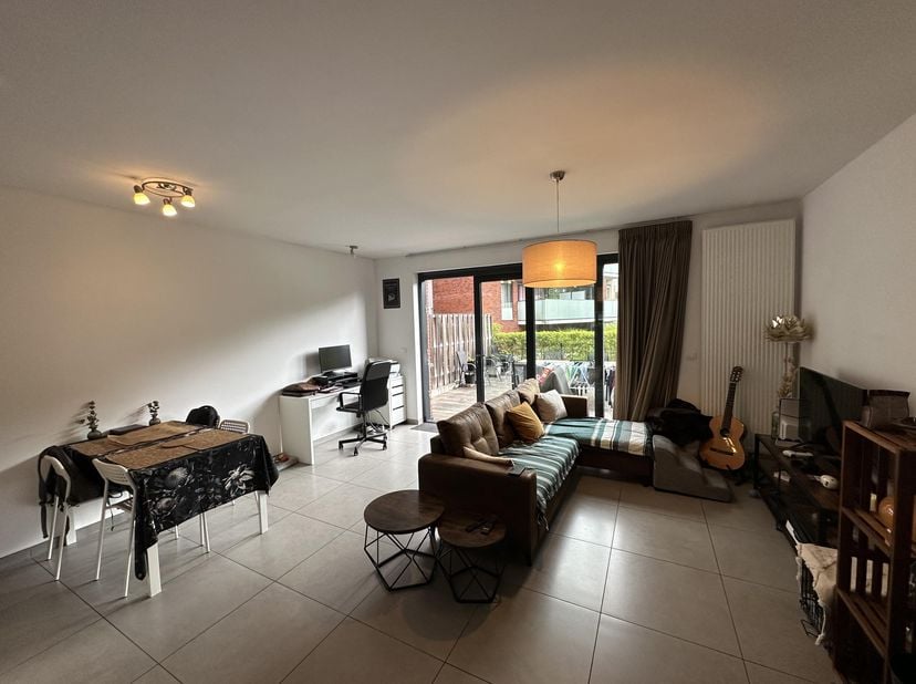 Gelijkvloers appartement met 1 slaapkamer, groot terras en staanplaats – Leuven<br />
<br />
Dit gelijkvloers appartement ligt op een toplocatie vlak