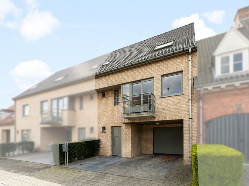 Roeselare- Ruime woning te huur met 3 slaapkamers<br />
<br />
Op zoek naar een ruime woning op een toplocatie?&amp;nbsp;<br />
Deze bel-etage, gelegen in