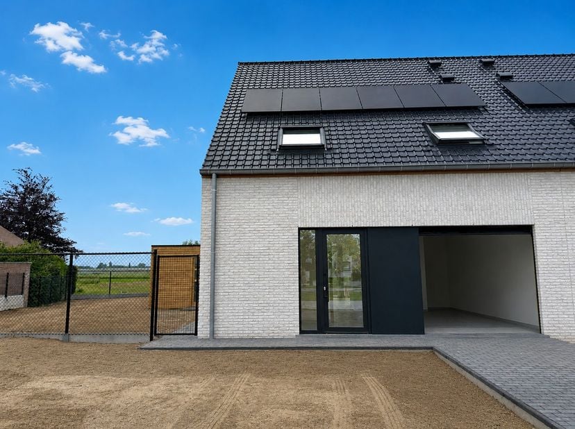 Langs de Roeselarebaan in Lichtervelde, treffen we een halfopen nieuwbouwwoning. Deze woning omvat een inkomhal met gastentoilet. Ruime leefruimte met