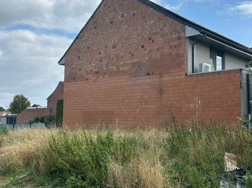 Rustig gelegen halfopen bouwgrond van 10a49ca in Eigenbilzen :<br />
Op zoek naar een ruime bouwgrond op een rustige en aangename locatie? Deze mooie