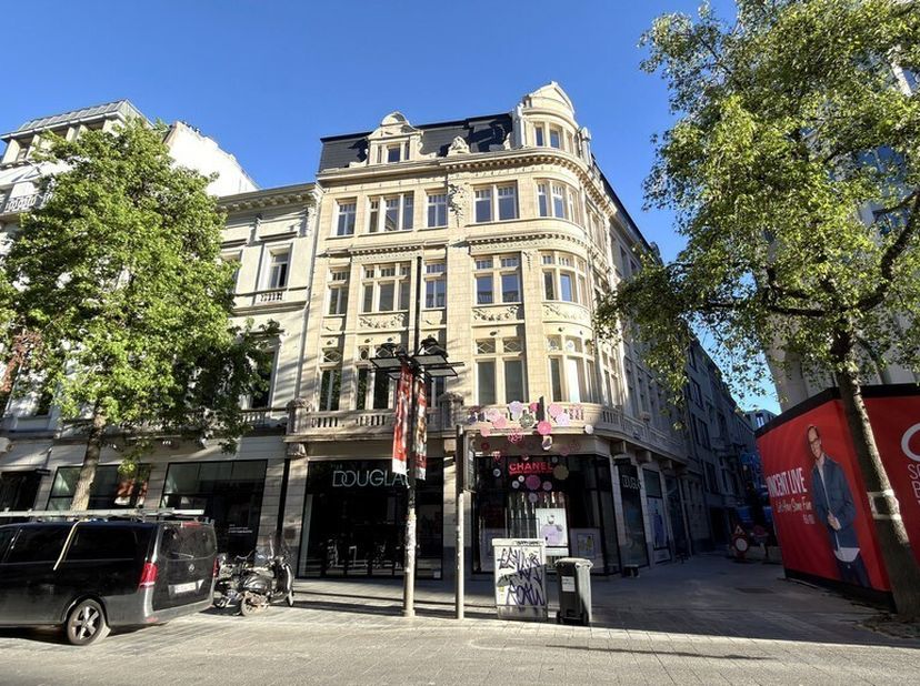 207m² instapklaar en afgewerkte kantoorruimte op de vierde verdieping (uitbreidbaar tot 414m² kantoren) in prachtig totaal gerenoveerd hoekpand<br />