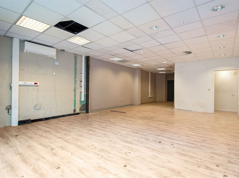 In de Heistraat in Sint-Niklaas bevindt zich deze interessante kantoorruimte op een goed bereikbare locatie, vlakbij belangrijke invalswegen, het stad