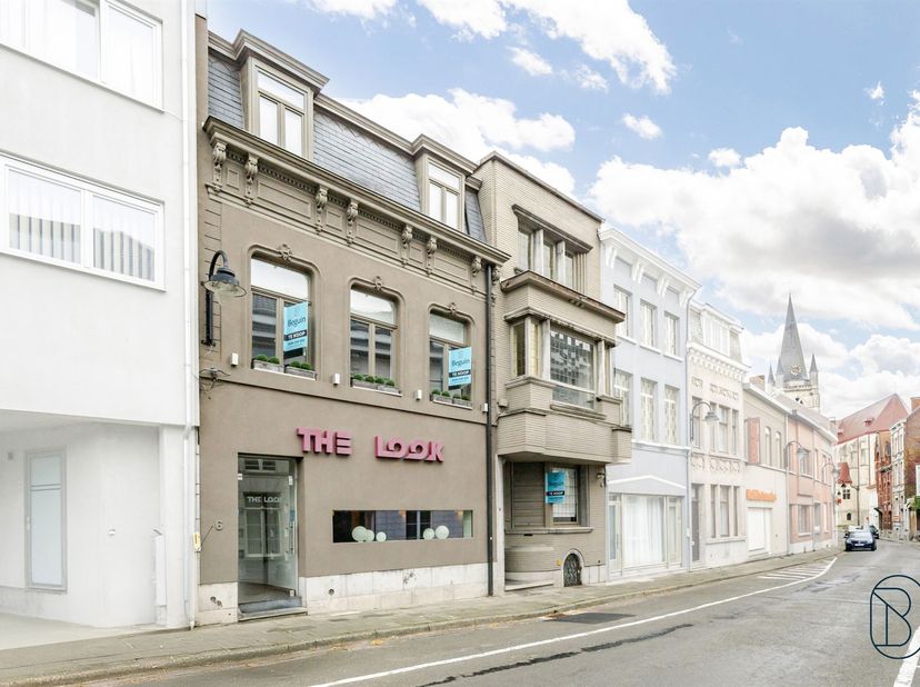 Local commercial bien situé avec terrasse et double habitation. Établissement horeca prospère et bien établi. Situé près de la basilique et à quelques