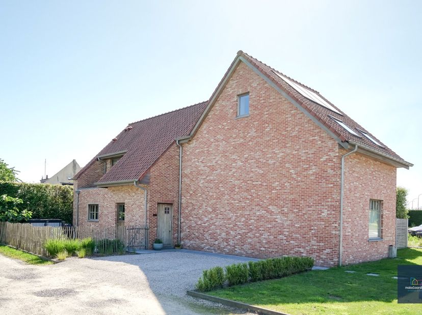 Inschrijven op de bezoekmomenten ; https://ap.lc/YamAa Deze instapklare woning, gunstig gelegen nabij het centrum van Waarschoot en op de verbindingsw