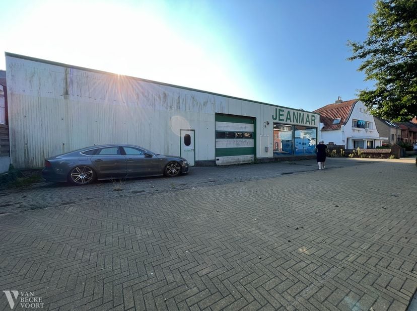 Ruime opslagplaats met een benutbare oppervlakte van 384m² - centraal gelegen in Raversijde langs de verbindingsweg Oostende-Middelkerke - vlotte verb