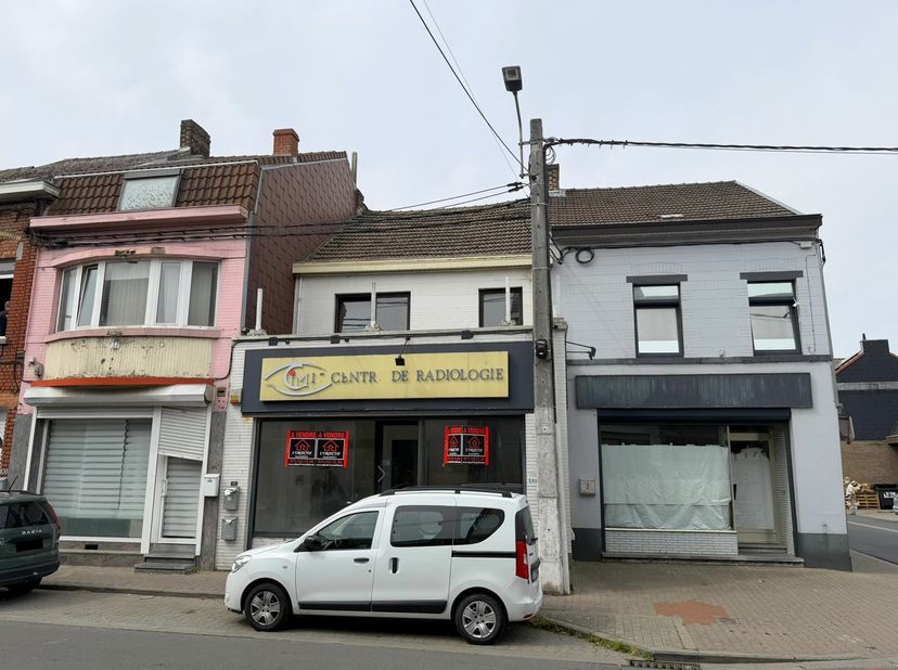 Bel immeuble mixte comprenant un commerce et un appartement avec entrée séparée comprenant:<br />
Rez-de-chaussée: partie commerce de +/ 70m² avec ent