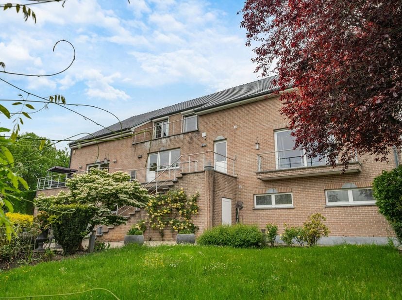 EasyHome presenteert deze uitzonderlijke villa gelegen in Grâce-Hollogne, op slechts enkele minuten van de E25, E40 en E42, dichtbij de luchthaven van