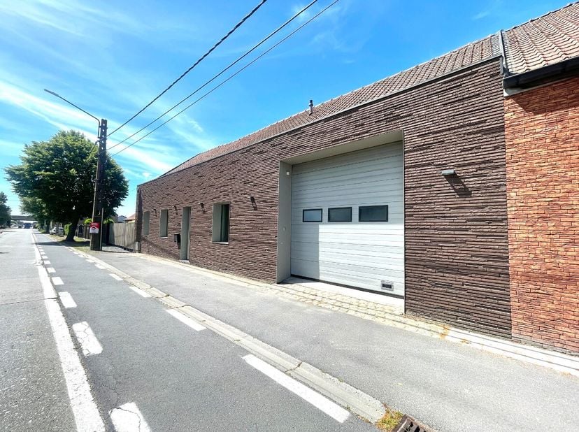 Ruime gezinswoning met zwembad, dubbele garage en prachtige tuin in Menen.Deze ruime en instapklare woning combineert comfort, rust en privacy op een