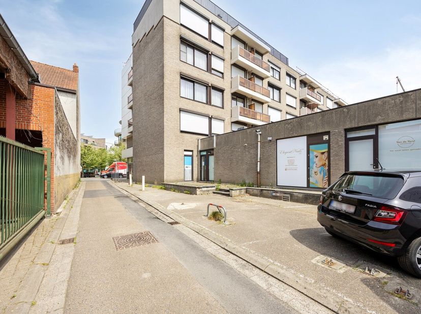 Deze handelsruimtes zijn gunstig gelegen in de gezellige galerij "Laarcenter", een toplocatie in het centrum van Mol. De galerij kent de voorbije jare