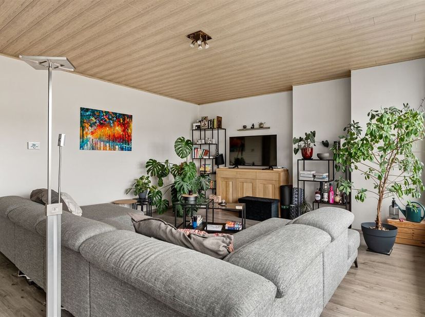 Dit instapklare appartement bevindt zich op de tweede verdieping van een verzorgde residentie in de Komeetstraat te Lier. Het is rustig gelegen en toc