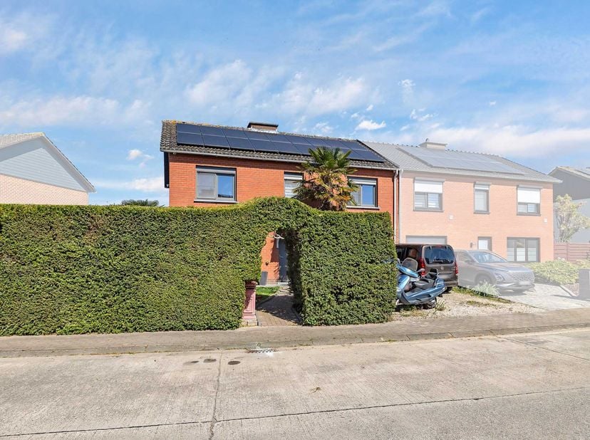 Voor meer info of een bezoek, bel 054 78 90 01. Nabij het centrum van Geraardsbergen bevindt zich deze vernieuwde woning. Scholen, winkels en openbaar