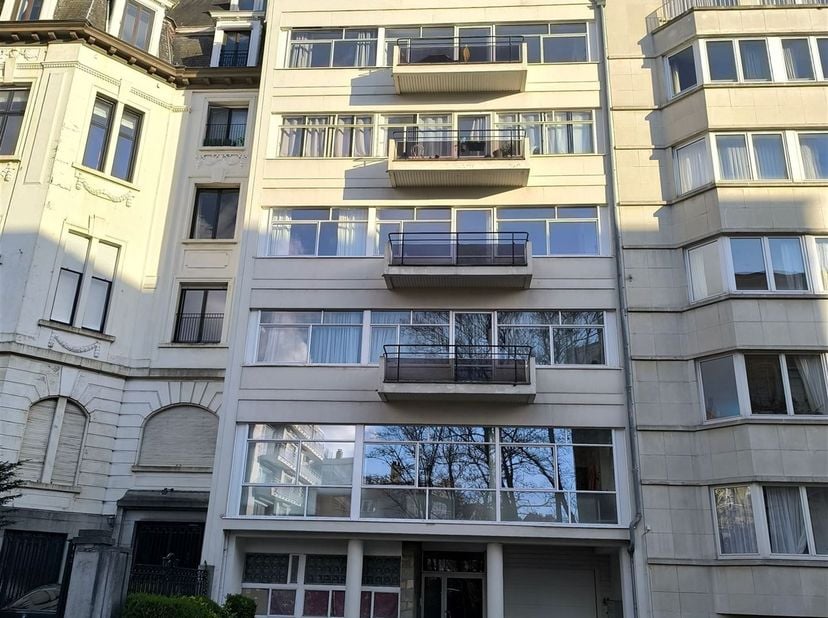 ULB - ROOSEVELT (in de buurt van de Louizalaan, het Bos en de Abdij van Ter Kameren en de "Cimdix"): in een woning in modernistische stijl (gebouwd in