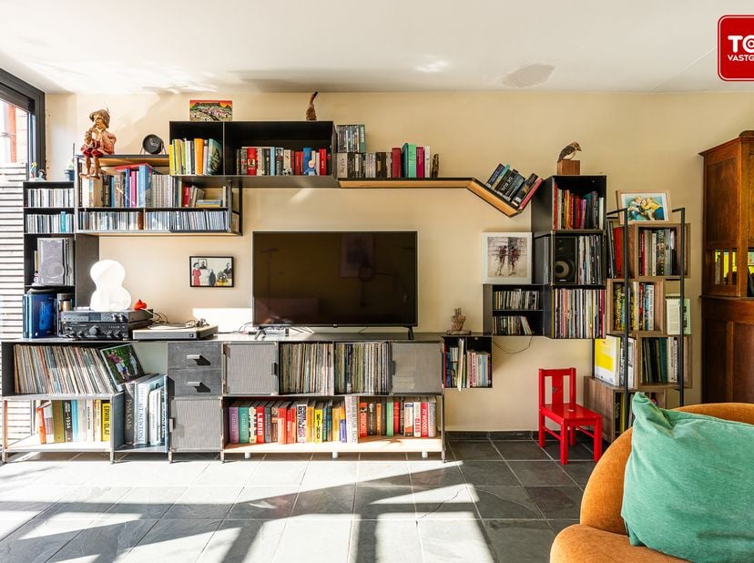 Deze perfect onderhouden woning combineert ruimte, comfort en energiezuinig wonen. De woning beschikt over 4 volwaardige slaapkamers en 2 badkamers, w